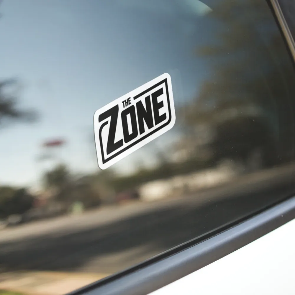 Zone - Kis méretű fekete logós autómatrica