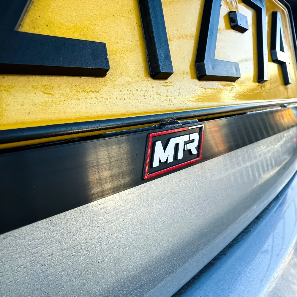 MTR rendszámtábla tartó 3D logóval