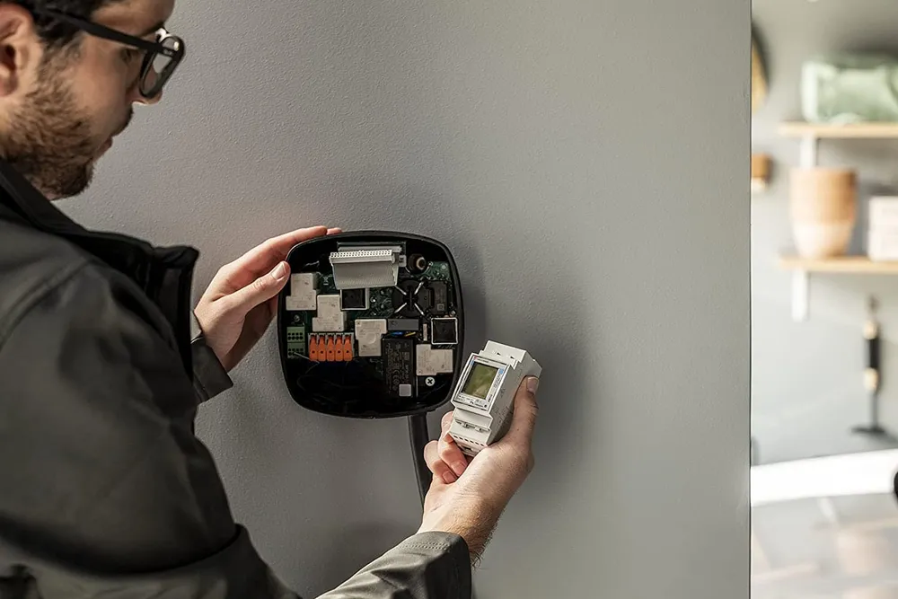 Wallbox Pulsar Plus 22kW + POWER BOOST + Kábeltartó – Fekete - 5m