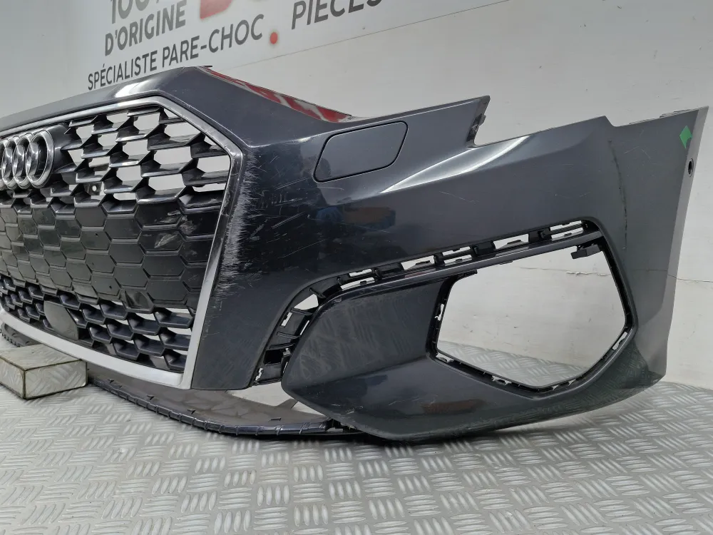 Első lökhárító Audi A3 (8Y) 1. fázis (2020.03-tól) - Eredeti használt alkatrész fényszórómosó helyével és parkolóassziszte...
