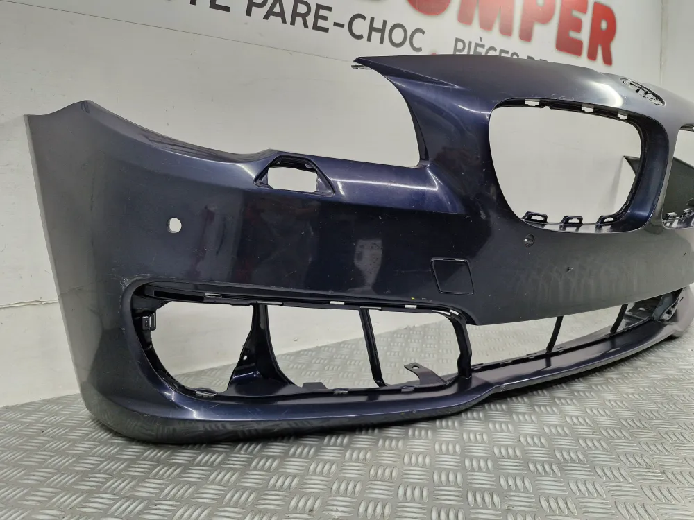 BMW 5-ös sorozat F10 / F11 második fázis első lökhárító (2013.05-től 2017.06-ig) – Eredeti használt alkatrész radarral és...