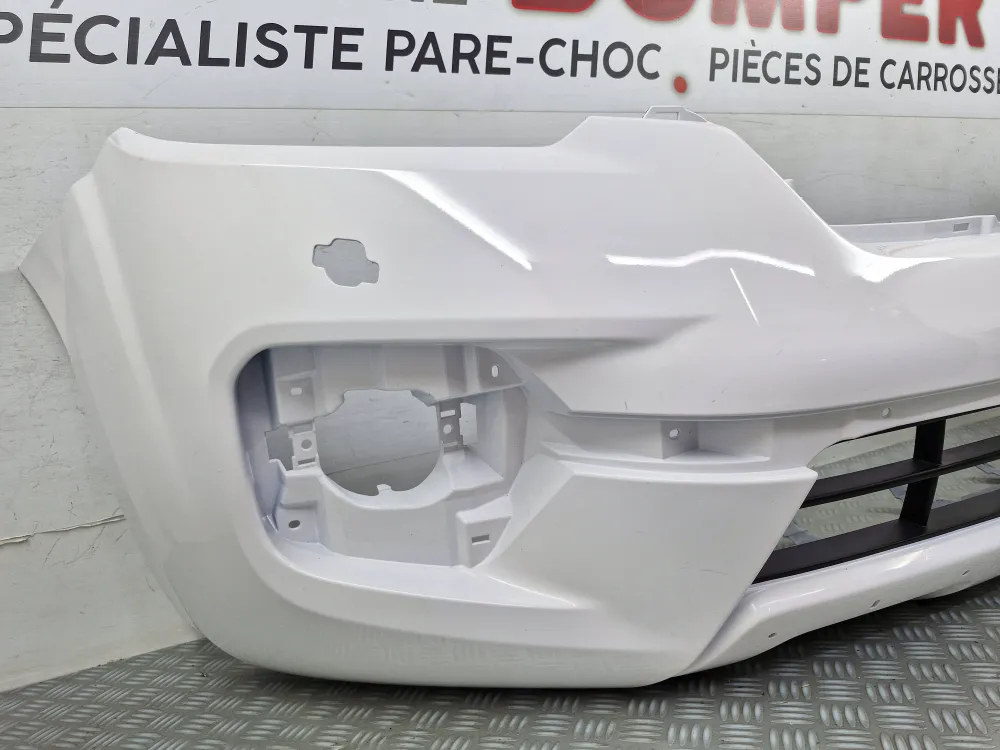 Renault Alaskan első lökhárító (2017.09-től) – Eredeti új fehér, fényszórómosóval
