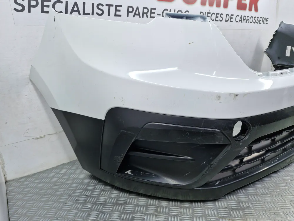 Renault Trafic 4 első lökhárító (2022.02-től) - Eredeti használt alkatrész