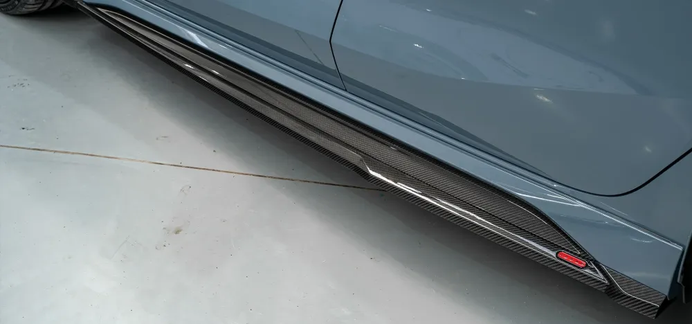Urban Automotive karbon oldalsó küszöbhosszabbítók Audi RS3 8Y-hez