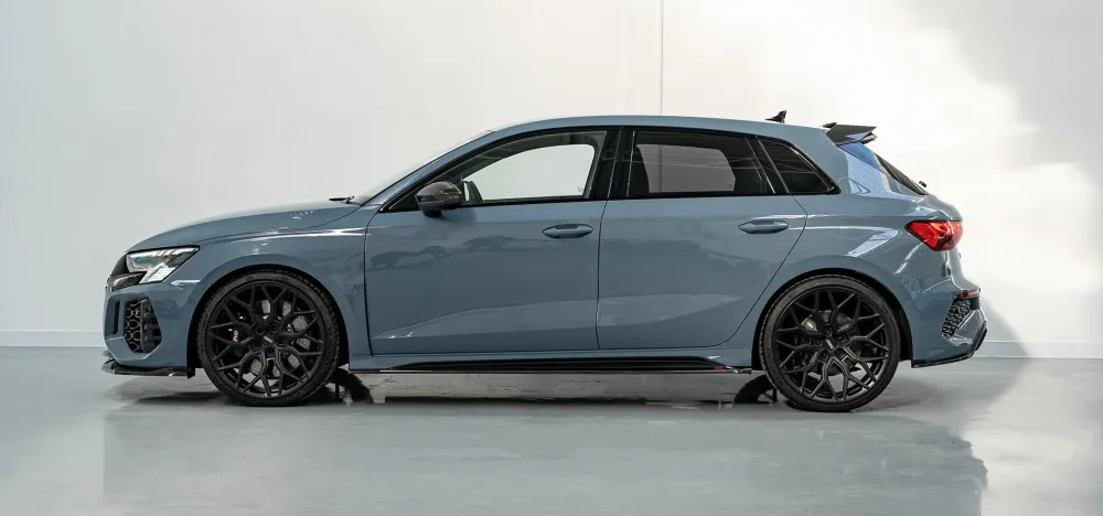 Urban Automotive karbon oldalsó küszöbhosszabbítók Audi RS3 8Y-hez
