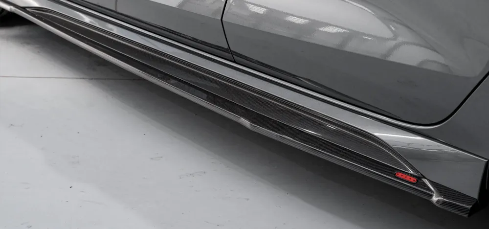 Urban Automotive karbon oldalsó küszöbhosszabbítók Audi RS3 8Y-hez