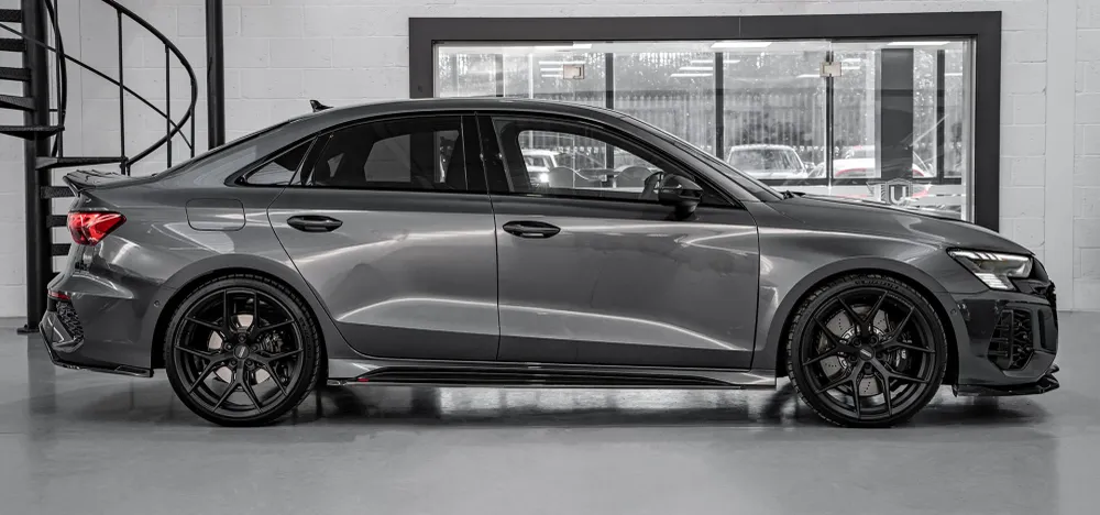 Urban Automotive karbon oldalsó küszöbhosszabbítók Audi RS3 8Y-hez