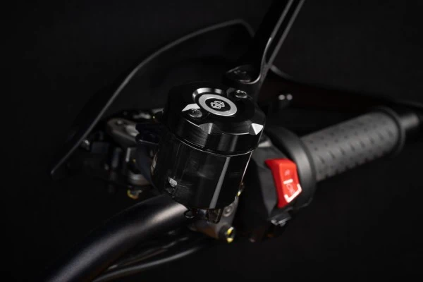 Fékfolyadék tartály fedele, elöl - Aprilia, RS 660, KS/ KS1/ KV (2021 - ); Aprilia, RSV4 / Factory, KY (2021 - ); Aprilia,...