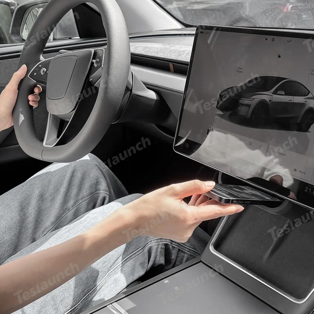 Központi vezérlőképernyő alatt rejtett tárolódoboz tálcával Tesla Model Y Juniper 2025+-hoz